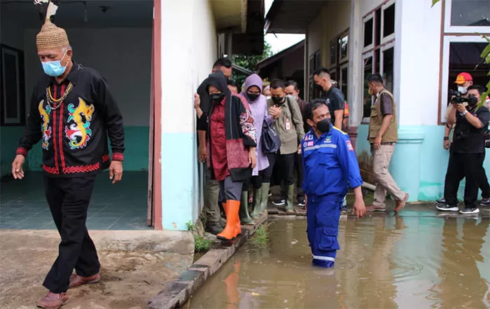 KE LOKASI BANJIR: Menteri Sosial Tri Rismaharini saat meninjau lokasi banjir di Desa Atap, Kecamatan Sembakung, Kabupaten Nunukan, Minggu lalu (9/1).