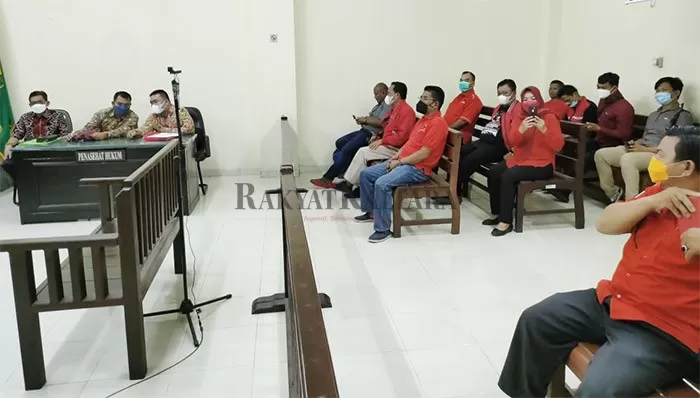 CABUT LAPORAN: Kader PDI Perjuangan saat berada di ruang sidang Pengadilan Negeri Tanjung Selor. Laporan yang dilayangkan Norhayati Andris sudah resmi dicabut, Selasa (11/1).