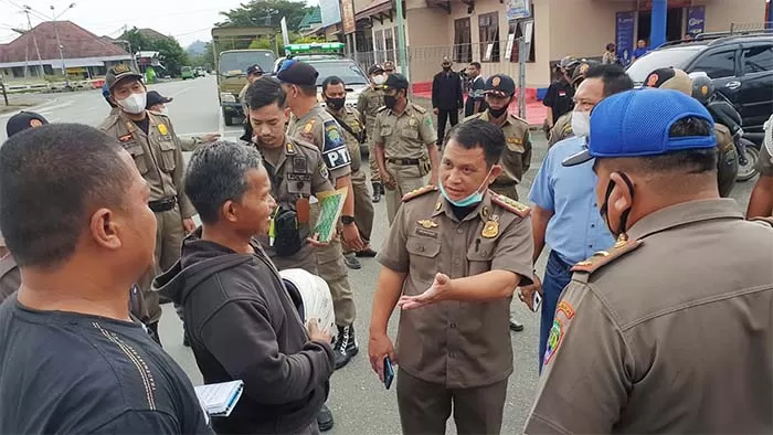 PENERTIBAN: Ketika dilakukan penertiban terhadap PKL di Jalan Sudirman sempat bersitegang dengan Satpol PP Bulungan, kemarin (13/1).