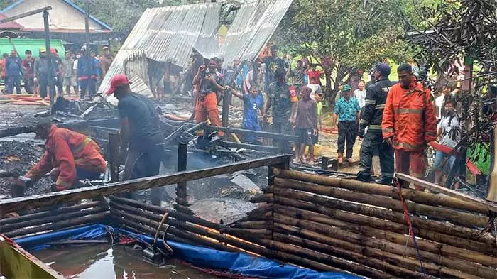 LUDES TERBAKAR: Satu unit kios yang berada di Desa Maning, Kecamatan Betayau, KTT terbakar terjadi sekitar pukul 08.45 Wita, Jumat (14/1).