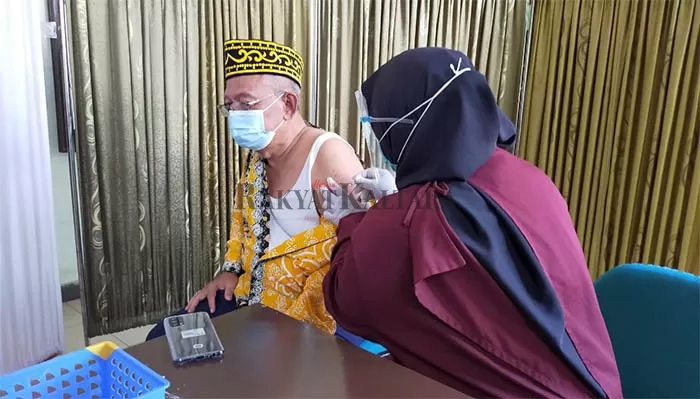 VAKSINASI BOOSTER LANSIA: Wakil Wali Kota Tarakan Effendhi Djuprianto saat mengikuti vaksinasi Covid-19 di Puskesmas Gunung Lingkas, tahun lalu.