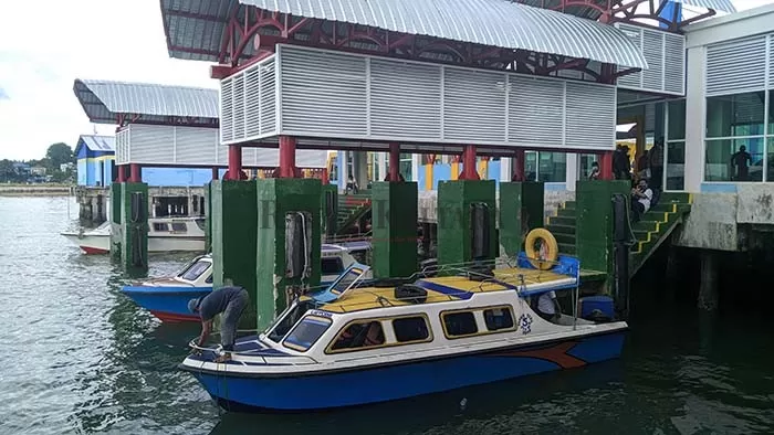 Speedboat non reguler bermesin 200 PK yang bersandar di Pelabuhan Tengkayu I Tarakan menunggu penumpang.