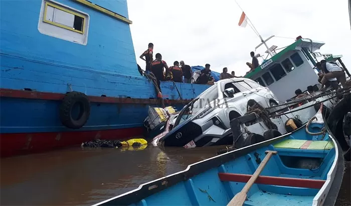 DIEVAKUASI: Kapal bermuatan barang-barang tenggelam di Perairan Teluk Sungai Kayan Salimbatu, Jumat (14/1).