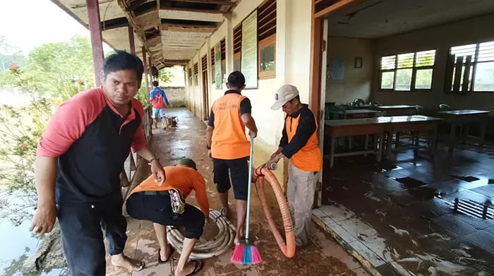 PASCA BANJIR: Sejumlah petugas BPDB Nunukan bersama warga setempat membersihkan sekolah yang terdampak banjir yang terjadi pada 4 Januari lalu.