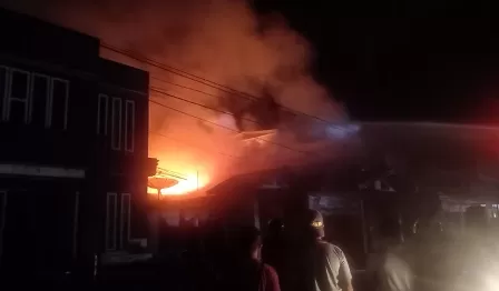 PADAMKAN API: Kebakaran yang terjadi di Jalan Sengkawit Tanjung Selor, nyaris menghanguskan satu unit rumah, Sabtu dinihari (15/1).