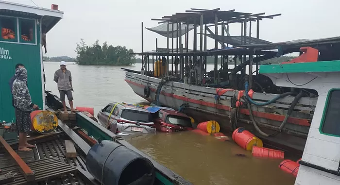 MASIH TERENDAM AIR: Kapal yang memuat barang ekspedisi berusaha dievakuasi petugas UPP Kelas II Tanjung Selor, kemarin (16/1).