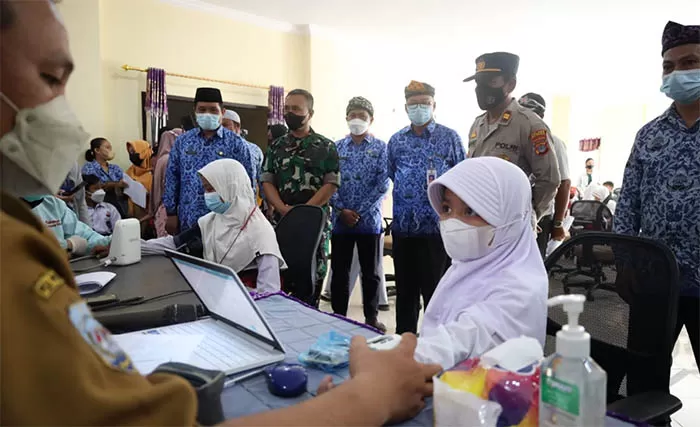 PERDANA: Kabupaten Tana Tidung melaksanakan vaksin bagi anak usia 6-11 tahun di di SDN Terpadu Unggulan 2 Tana Tidung, Kecamatan Sesayap Hilir, kemarin (17/1).