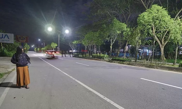 LAMPU PJU BERFUNGSI: Jalan Jelarai yang minim penerangan, dikhwatirkan masyarakat ketika melintas pada malam hari. Kini lampu PJU tersebut pun sudah berfungsi, Kamis (20/1).