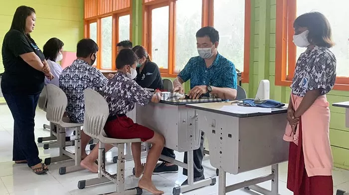 PENCEGAHAN COVID-19: Pelajar SD 006 Pura Sajau, Kecamatan Tanjung Palas Timur, Kabupaten Bulungan, disuntik vaksin sebagai upaya pencegahan penyebaran virus Corona.
