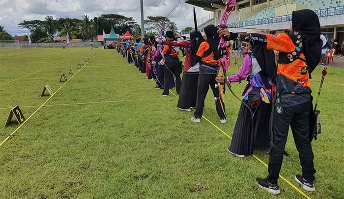 KEJURPROV PERTAMA: Sejumlah atlet panahan dari masing-masing kabupaten dan kota mengikuti kejuaraan provinsi Kaltara yang dihelat di Stadion Andi Tjatjok Tanjung Selor, kemarin (30/1).