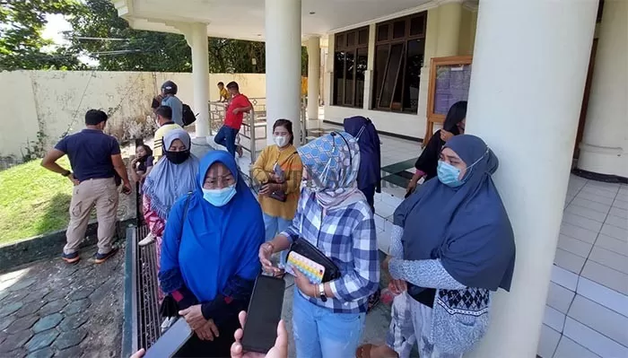 MINTA KERINGANAN: Korban kebakaran meminta keringanan bantuan ke Wali Kota Tarakan, Rabu (2/2).