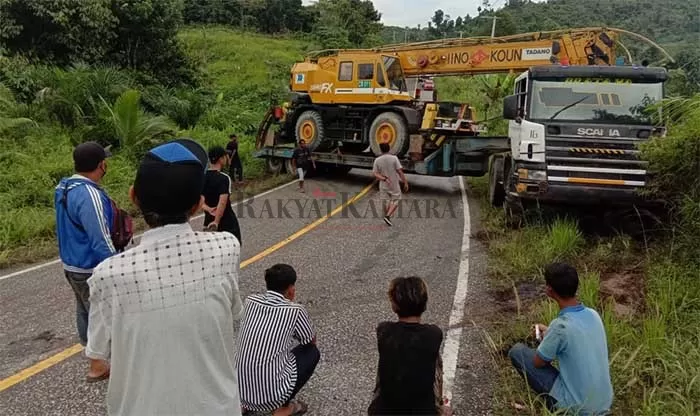 GANGGU ARUS LALU LINTAS: Di Jalan Poros Tanjung Selor-KTT dan Malinau sempat terhambat karena kendaraan pengangkut alat berat mogok di tengah jalan.