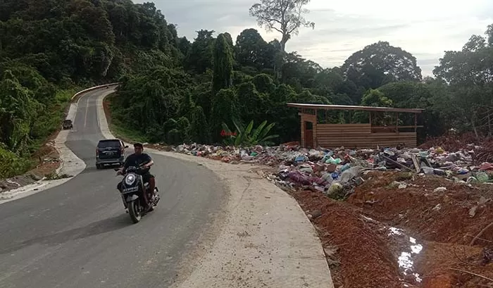 TAK ADA PEMBATAS: Tempat pembuangan sampah di Sekatak sangat dikeluhkan masyarakat, karena menimbulkan aroma tidak sedap.