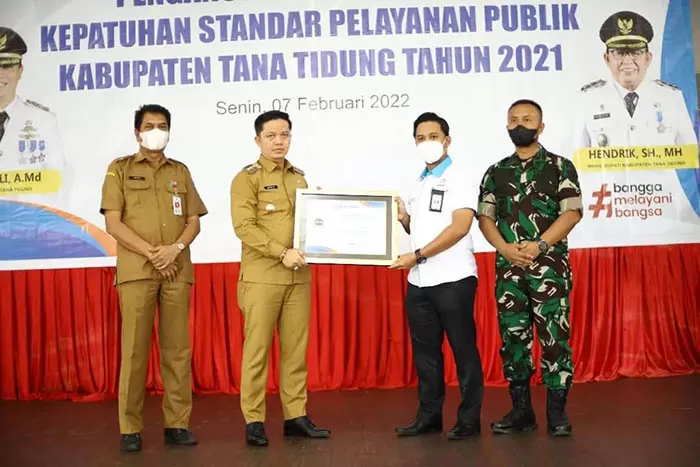 TERIMA PENGHARGAAN: Bupati KTT Ibrahim Ali (dua dari kanan) menerima penghargaan dari Ombudsman RI Perwakilan Kaltara untuk kepatuhan standar pelayanan publik.