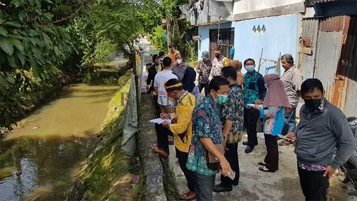 TINJAU SUNGAI: Warga RT 10 Kelurahan Karang Anyar Pantai bersama anggota Komisi III DPRD Tarakan meninjau sungai yang sering menjadi langganan banjir.