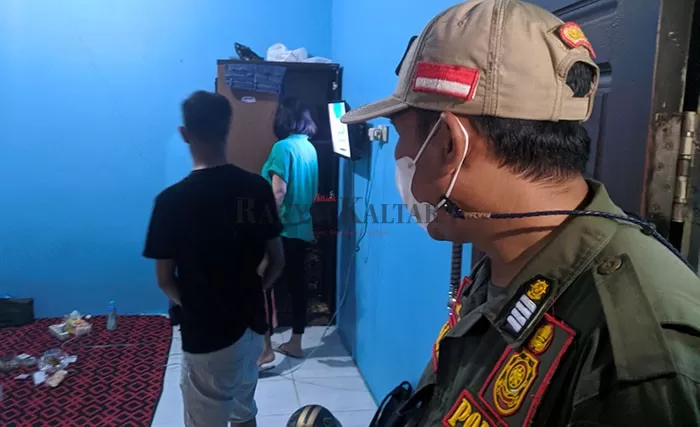 PERIKSA IDENTITAS: Personel Satpol PP Tarakan melakukan pemeriksaan KTP di salah satu losmen saat razia, pada Senin malam (14/2).