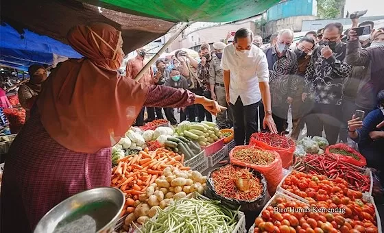 Menteri Perdagangan Muhammad Lutfi meninjau ketersediaan stok dan harga barang di Pasar Terong dan Pasar Pa'baeng Baeng, Makassar, Sulawesi Selatan, Kamis (17/2).