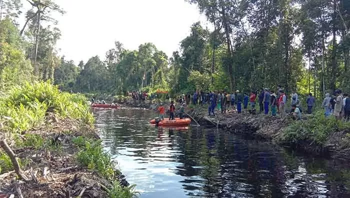 BERUPAYA PENCARIAN: Tim gabungan yang dibantu warga setempat menyisiri sungai yang merupakan lokasi korban diterkam buaya.