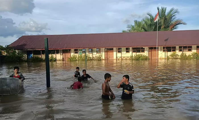 DITERJANG BANJIR: Air yang merendam pemukiman warga diduga merupakan banjir kiriman dari Sungai Talangkai di Sepulut Sabah Malaysia.