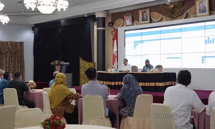 Menteri Perdagangan, Muhammad Lutfi bersama Wakil Gubernur Sumatra Barat, Audy Joinaldy, memimpin rapat koordinasi ketersediaan minyak goreng bersama Pemerintah Daerah Sumatra Barat di Padang, Sumatra Barat, Kamis (24/02/2022).