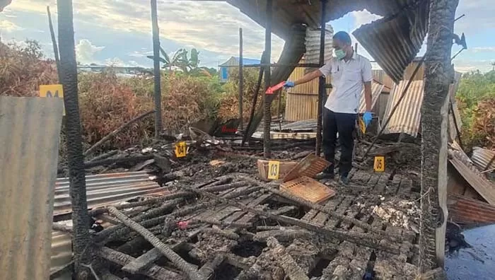 OLAH TKP: Tim Inafis Satreskrim Polres Tarakan melakukan olah TKP di rumah yang terbakar, pada 23 Februari lalu.