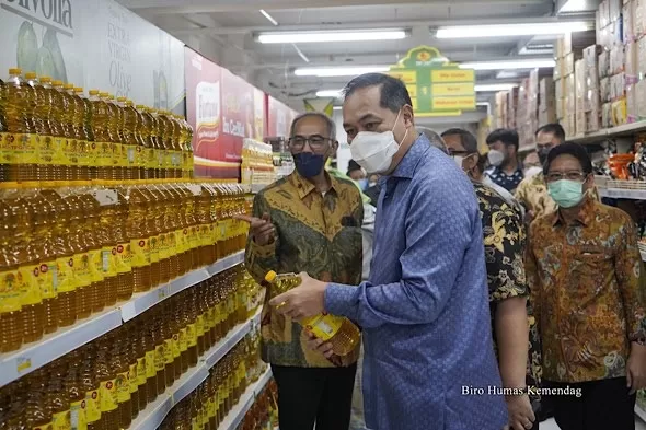 Menteri Perdagangan, Muhammad Lutfi melakukan pemantauan terhadap ketersediaan stok minyak goreng di dua ritel modern di Jakarta, yaitu Tip Top Rawamangun dan Diamond Artha Gading, Jumat (18/3/2022).