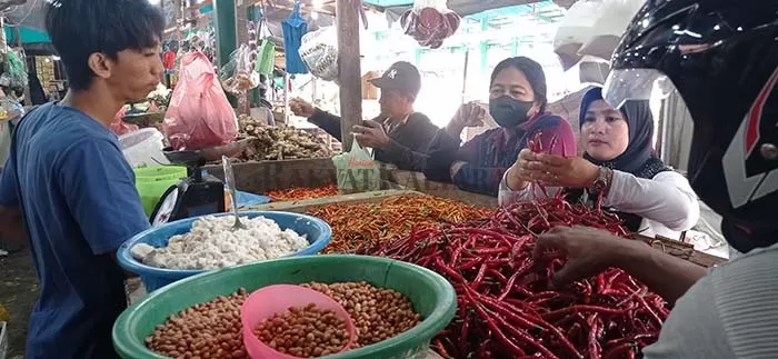 MELONJAK TINGGI: Harga cabai di Pasar Gusher mengalami berkisar Rp 50 ribu- Rp 150 ribu per kilogram.