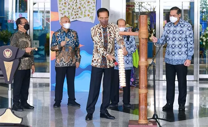 Presiden Jokowi mengapresiasi penyelenggaraan INACRAFT yang mengusung tema “Smiling Heritage of West Java; From Smart Village to Global Market” ini. Presiden mengajak seluruh masyarakat untuk mencintai produk kerajinan dalam negeri yang dapat mendukung pengembangan para perajin, terutama pelaku UMKM.