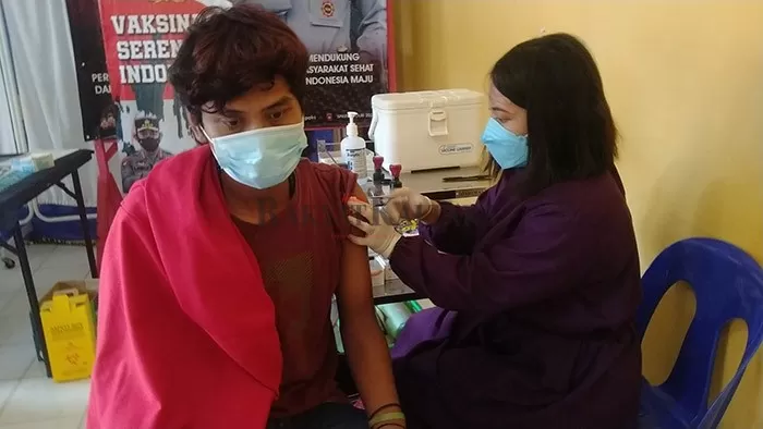 KEJAR TARGET: Pelaksanana vaksinasi serentak oleh Polri digelar di Klinik Dokkes Polres Tarakan, Jumat lalu (25/3).