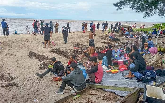 WISATA PANTAI: Keberadaan Pantai Tanah Kuning di Kecamatan Tanjung Palas Timur selalu menjadi pilihan masyarakat untuk menikmati suasana.