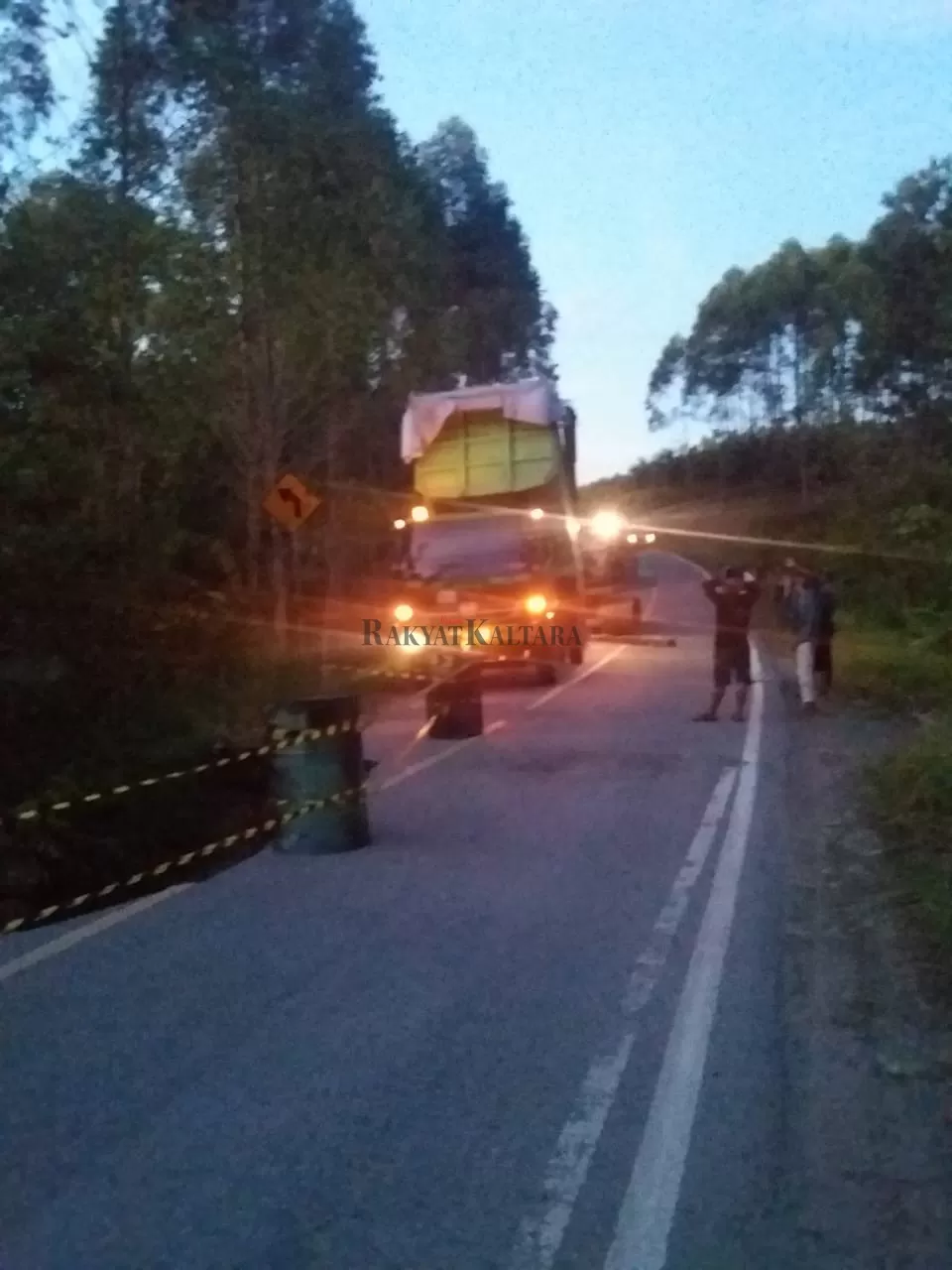 PERBAIKAN: Jalan longsor di jalan poros Trans Kalimantan tidak menghambat lalu lintas kendaraan, Rabu (30/3).