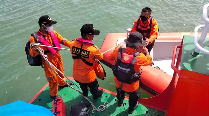KORBAN SELAMAT: Tim SAR Tarakan saat melakukan pencarian terharap dua nelayan yang terkena badai dan angin kencang di perairan Muara Antal, Sungai Bara Tugu, Kabupaten Bulungan.