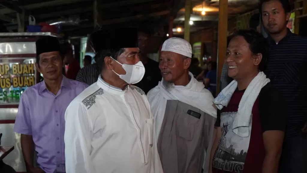 BANGKITKAN UMKM : Gubernur Kaltara Drs H Zainal A Paliwang menyapa pelaku UMKM yang berlokasi di Alun-alun Malinau Kota, Kamis (14/4/2022) malam.
