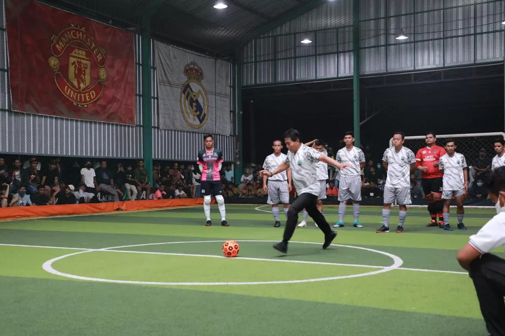 KICK OFF : Gubernur Kaltara, Drs H Zainal A Paliwang SH, M.Hum melesatkan tendangan ke gawang sebagai tanda dibukanya Kompetisi Liga Futsal Bulungan di Lapangan Rajawali Futsal, Tanjung Selor, Ahad (17/4/2022).
