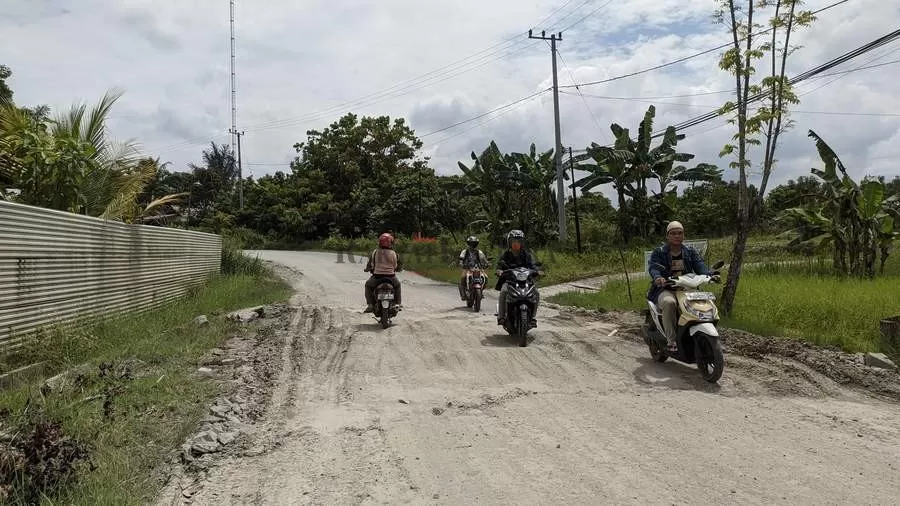 JALAN RUSAK: Banyaknya titik jalan rusak di Sabanar Baru, Tanjung Selor, dikeluhkan masyarakat.