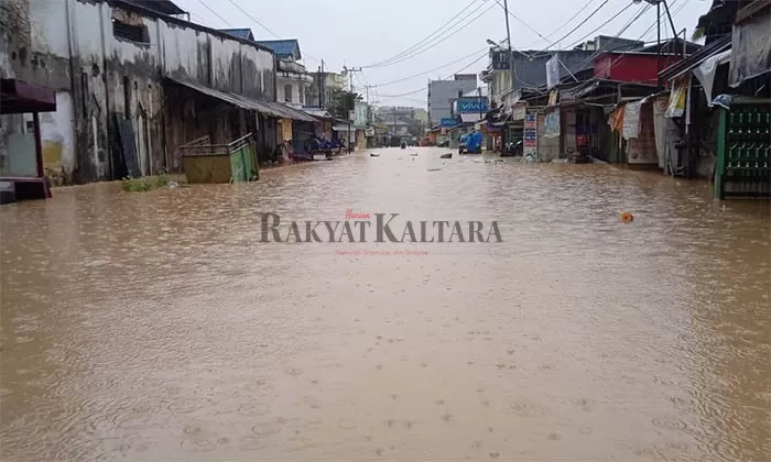 SELALU TERENDAM BANJIR: Kondisi banjir di Jalan Seroja, Kelurahan Karang mencapai setengah meter, Rabu (20/4).