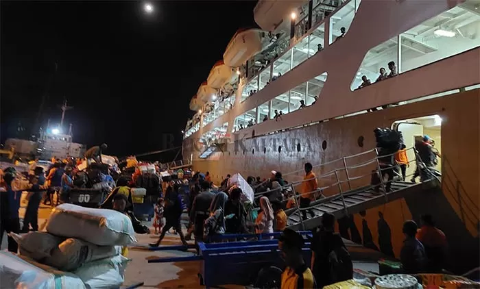 BELUM ADA LONJAKAN: Aktivitas penumpang yang berangkat menggunakan kapal Pelni saat bersandar di Pelabuhan Tunon Taka Nunukan.