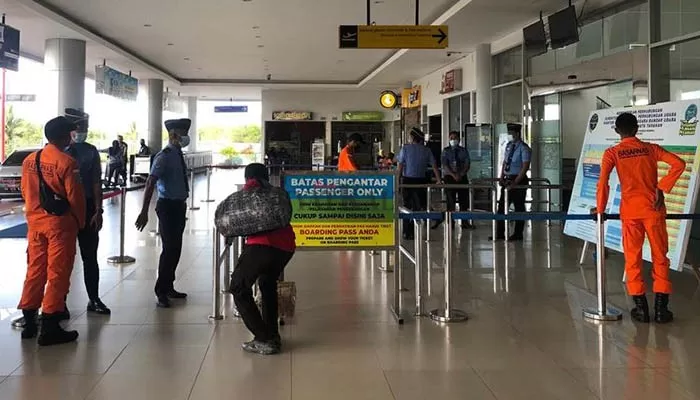 SIAGA SAR KHUSUS: Personel SAR Tarakan melakukan pemantauan di Bandara Juwata Tarakan.