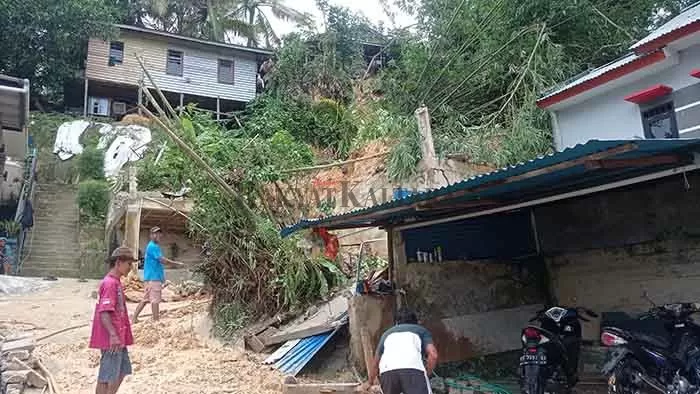 TANAH LONGSOR: Warga RT 26 Kelurahan Karang Anyar membersihkan sisa longsoran, Rabu (27/4).