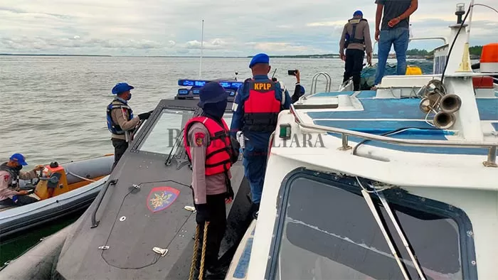 PATROLI LAUT: Patroli gabungan mengecek alat keselamatan speedboat reguler yang berlayar di perairan Tarakan, Rabu (27/4).