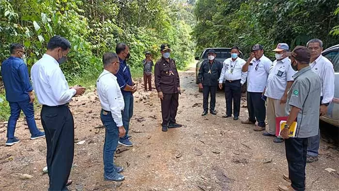 PERLU PERBAIKAN: Wakil Gubernur Kaltara Yansen Tipa Padan saat meninjau jalan Sumalindo yang jadi satu-satunya akses warga Apau Kayan.