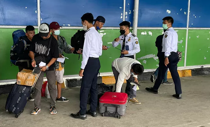 PEMERIKSAAN: Petugas Imigrasi Nunukan memeriksa Pelaku Perjalanan Luar Negeri di Pelabuhan Tunon Taka Nunukan.