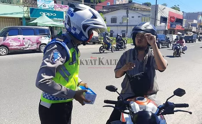 OPERASI KESELAMATAN: Petugas Satlantas Polres Tarakan memberikan peringatan kepada pengendara agar selalu mematuhi rambu-rambu lalu lintas.