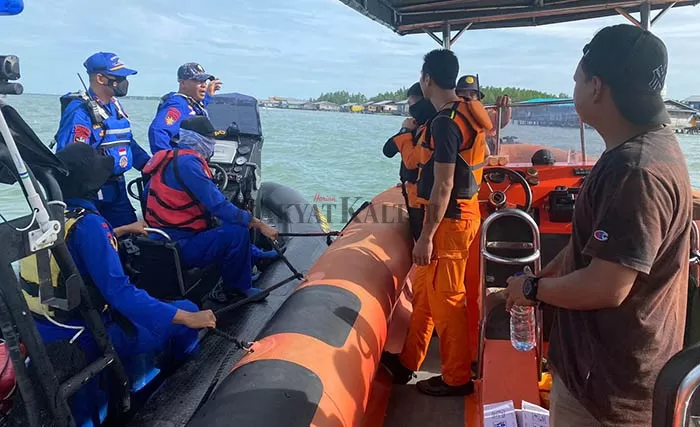 PENCARIAN KORBAN: Personel SAR Tarakan dan Ditpolairud Polda Kaltara terus melakukan pencarian terhadap korban laka laut di sekitar perairan Tarakan, Selasa (17/5).