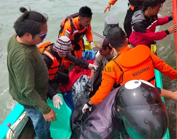 DIEVAKUASI: Salah seorang korban saat dievakuasi tim gabungan pencarian di perairan Tarakan, Rabu (18/5).