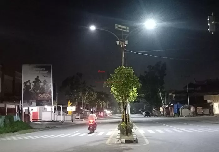 TERANG BENDERANG: Kondisi Jalan Sengkawit yang kini sudah tidak gelap lagi seiring telah berfungsinya lampu PJU.
