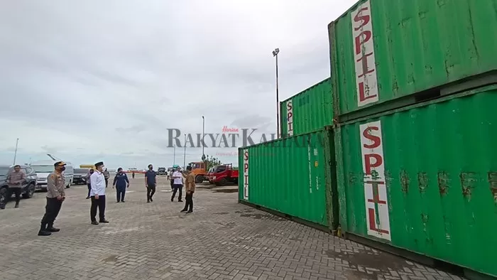 CEK KONTAINER: Kedatangan Komisioner Kompolnas Albertus Wahyurudhanto melihat barang bukti yang diduga milik oknum polisi Briptu HSB di Pelabuhan Malundung, Kamis (19/5).