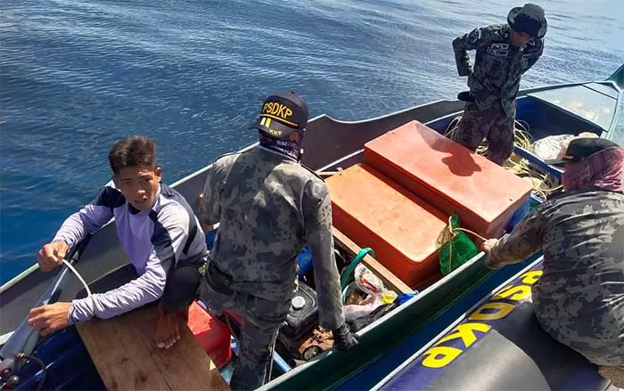 PELANGGARAN BATAS WILAYAH: Personel gabungan dari TNI AL dan Satwas PSDKP Sebatik saat mengamankan 3 nelayan Malaysia di perairan Ambalat.