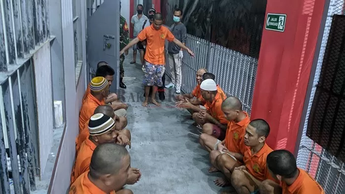 SIDAK: Petugas gabungan dari Lapas Tarakan, BNNP Kaltara serta TNI melakukan sidak ke kamar tahanan, Sabtu malam lalu (21/5).