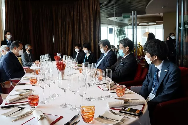Menteri Perdagangan RI, Muhammad Lutfi melakukan pertemuan bilateral dengan Menteri Ekonomi, Perdagangan, dan Industri Jepang, Koichi Hagiuda di Bangkok, Thailand, Sabtu (21 Mei 2022). Mendag Lutfi menyampaikan dukungan penuh Indonesia kepada Jepang dalam mempersiapkan Expo 2025 Osaka.